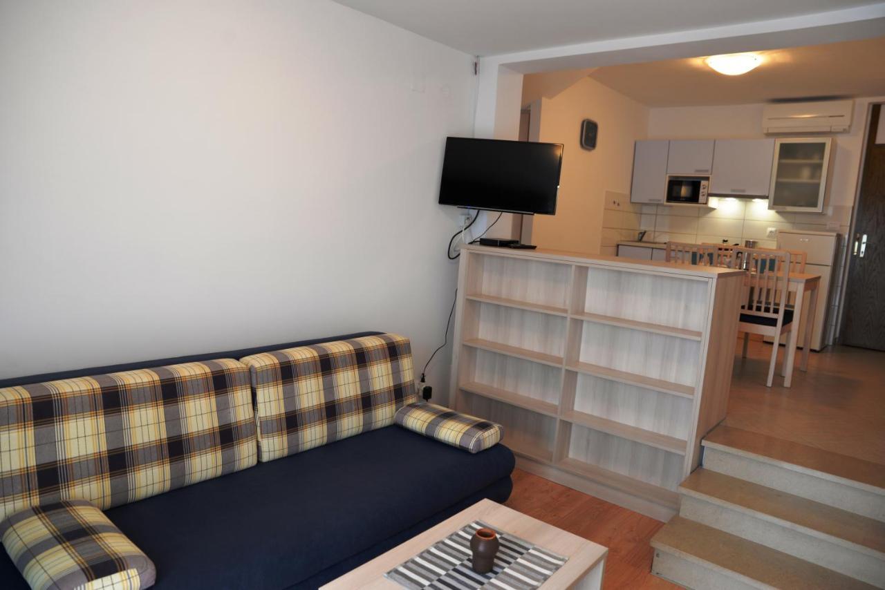 Apartments Palma & Pino Cres Εξωτερικό φωτογραφία
